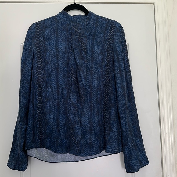 Frame Blue Snake Print Silk Button Down Blouse Sz S - Picture 1 of 7